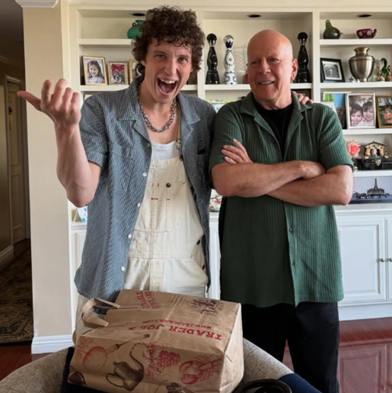 Bruce Willis'in kızı babasına sarılmaya doyamadı! Fotoğrafları Instagram'da viral oldu 4 bruce willisin kizi babasina sarilmaya doyamadi fotograflari instagramda viral oldu 2 jpjly6s4