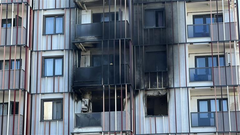 Çanakkale’de site yangını: 10 kişi hastaneye kaldırıldı 4 canakkalede site yangini 10 kisi hastaneye kaldirildi 2 1Chiscli