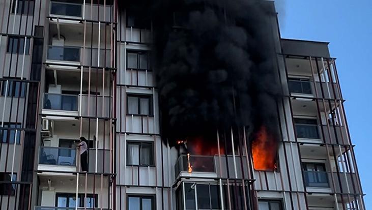 Çanakkale’de site yangını: 10 kişi hastaneye kaldırıldı 1 canakkalede site yangini 10 kisi hastaneye kaldirildi KWJVpXXz