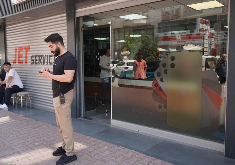 Cep telefonu tamircisine silahlı gözdağı: 3 milyonu ödemeyince dükkanı kurşunladılar 2 cep telefonu tamircisine silahli gozdagi 3 milyonu odemeyince dukkani kursunladilar 0 Is3Y578w