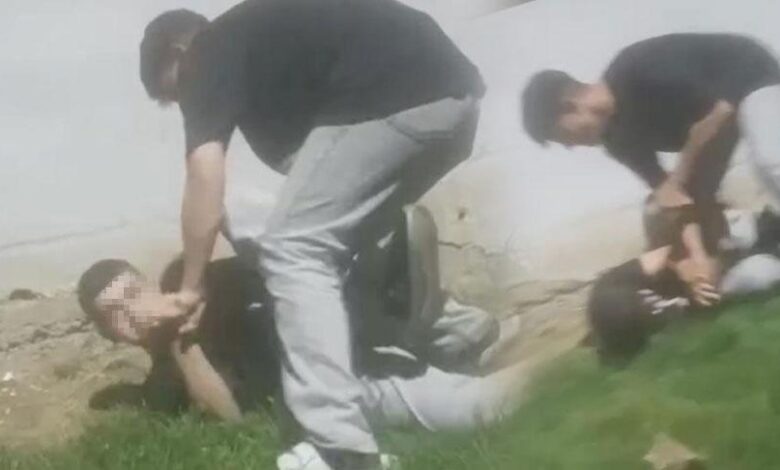 Çocuk parkında akran zorbalığı! Tekraren yüzünü yumrukladı 1 cocuk parkinda akran zorbaligi tekraren yuzunu yumrukladi KJQCc2yk