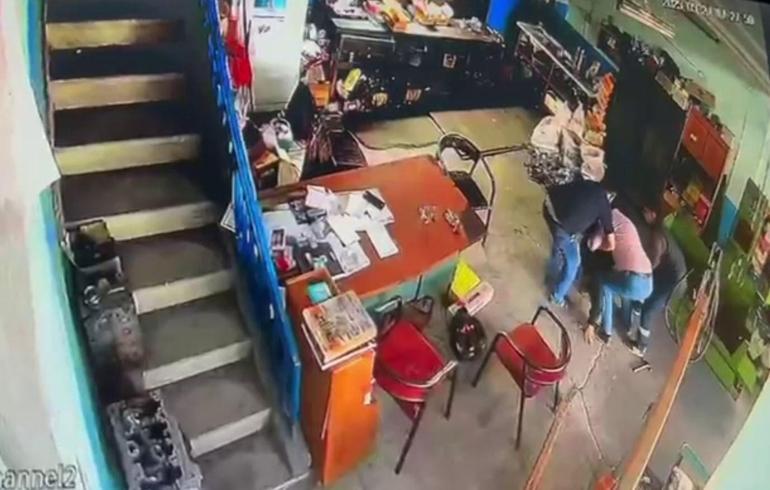 Endüstride dehşet dolu dakikalar: Çekiçle başına vurdu, ağır yaraladı 2 endustride dehset dolu dakikalar cekicle basina vurdu agir yaraladi 0 wBudGGCw