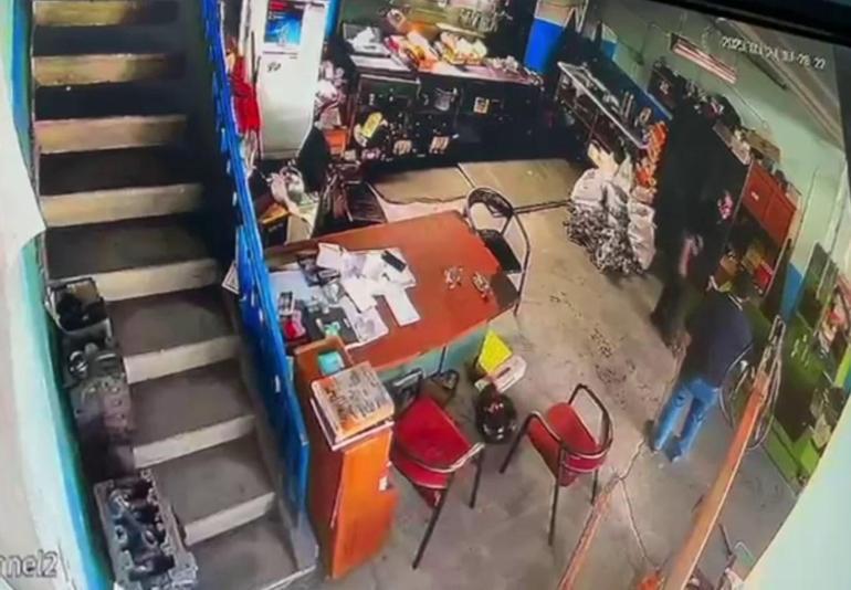 Endüstride dehşet dolu dakikalar: Çekiçle başına vurdu, ağır yaraladı 3 endustride dehset dolu dakikalar cekicle basina vurdu agir yaraladi 1 EqvvVAgu