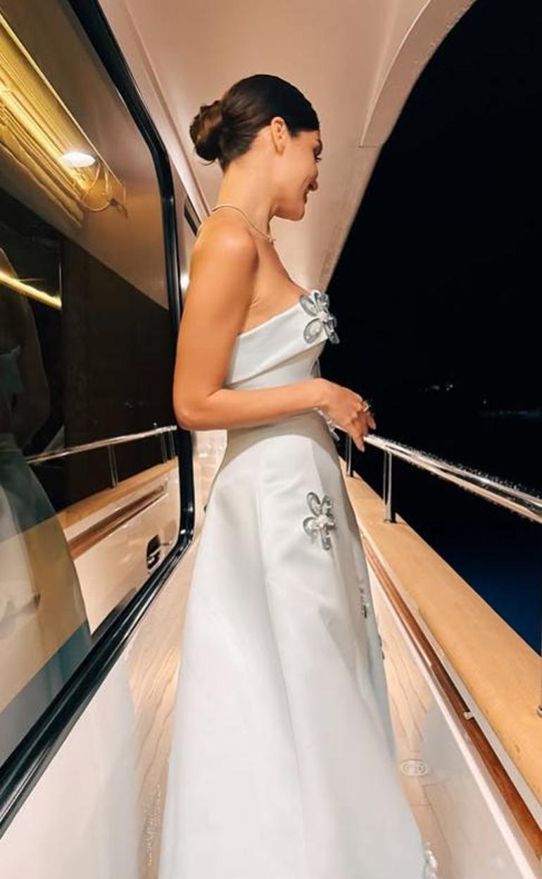 Hande Erçel'den tekne pozu! Elbisesinin fiyatı ortaya çıktı 3 hande ercelden tekne pozu elbisesinin fiyati ortaya cikti 1 EGj5ll8q
