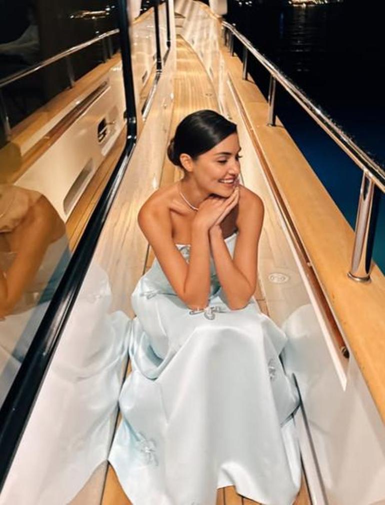 Hande Erçel'den tekne pozu! Elbisesinin fiyatı ortaya çıktı 4 hande ercelden tekne pozu elbisesinin fiyati ortaya cikti 2 AtigSmhU