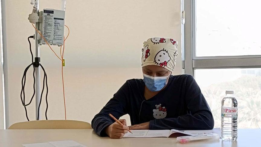 İkizi de tıpkı hastalığa yakalanmıştı! Hatice hastane odasında LGS’ye girdi