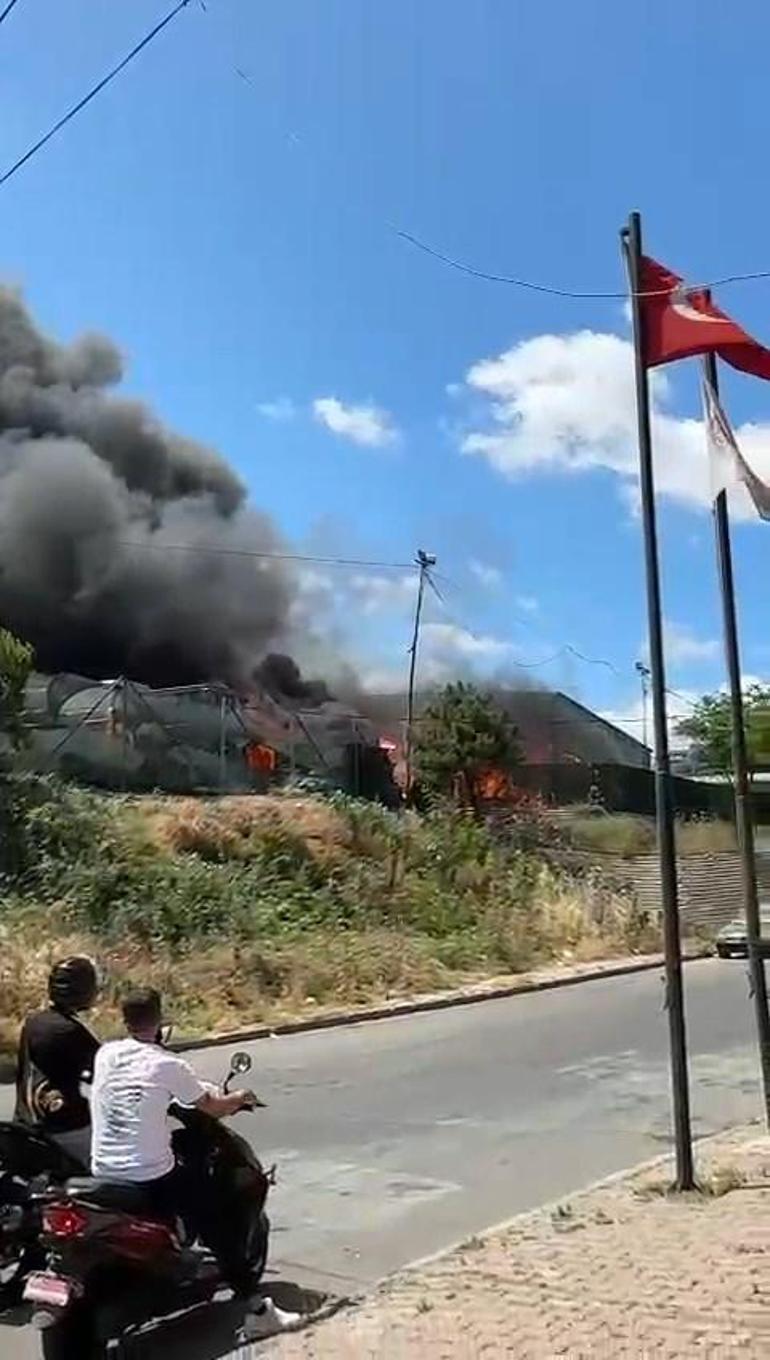 istanbulda korkutan yangin dumanlar bircok noktadan goruluyor 1 u72RaeqT