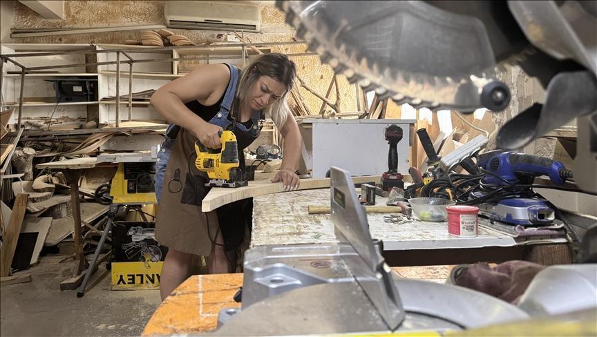 İstediği mobilyaları ürettiremedi, marangoz tezgahının başına geçen bayan herkesi şaşırttı