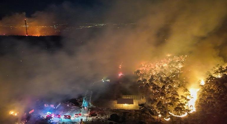 İzmir'de çöplük alanda başlayan yangın ormana sıçradı! Takımlar müdahale ediyor 2 izmirde copluk alanda baslayan yangin ormana sicradi takimlar mudahale ediyor 0 JsFfh3BE