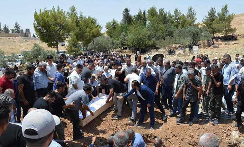 İzmir'de ölen 3 kardeş, Mardin’de yan yana toprağa verildi 1 izmirde olen 3 kardes mardinde yan yana topraga verildi q43L8D9O