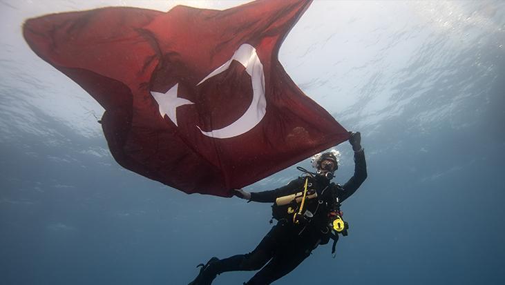 Jandarma'nın 186. yılı su altında pankartla kutlandı! Bakan Yerlikaya'dan 'Teşekkür' mesajı 1 jandarmanin 186 yili su altinda pankartla kutlandi bakan yerlikayadan tesekkur mesaji 7PyuzECI