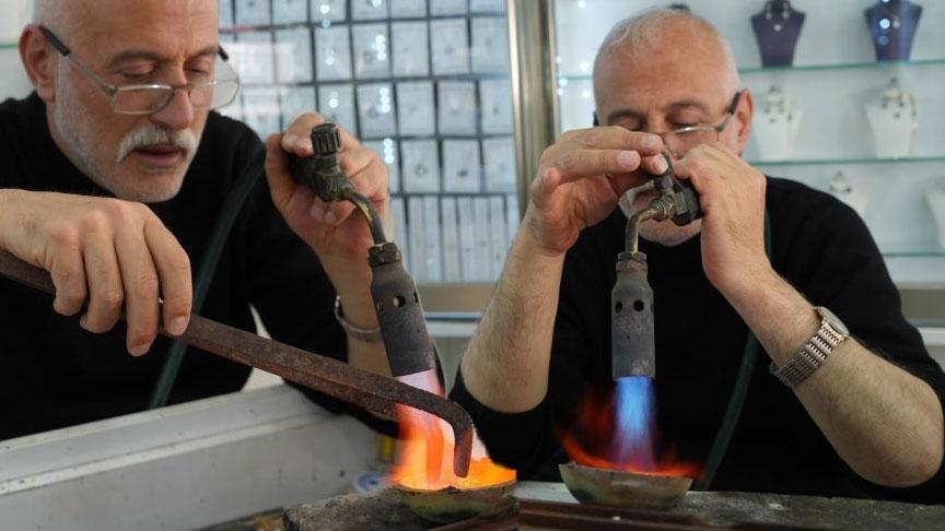 Kentte yalnızca bu işi yapan o kaldı! 961 derecede eriyen sır