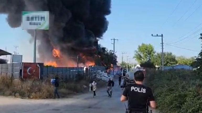 Kentte yangın büyüyor! Dumanlar ve alevler her yeri sardı 2 kentte yangin buyuyor dumanlar ve alevler her yeri sardi 0 22avWDn5