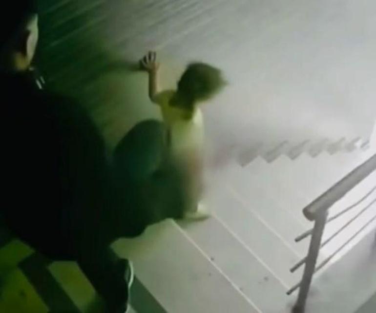 Kızına tekme atarak merdivenlerden yuvarlayan cani baba adliyede 5 kizina tekme atarak merdivenlerden yuvarlayan cani baba adliyede 3 JH9PT29B