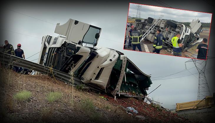 Kocaeli'nde feci kaza! Karpuz yüklü TIR devrildi: 1 meyyit, 3 yaralı 1 kocaelinde feci kaza karpuz yuklu tir devrildi 1 meyyit 3 yarali YHlsglrH