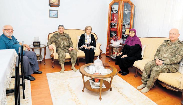 Kumandandan şehit ailelerine ziyaret 1 kumandandan sehit ailelerine ziyaret