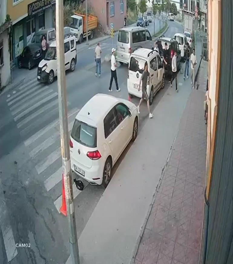 minibusle gelen kume tekme tokat saldirdi guvenlik kamerasi her seyi kaydetti 0 G5vcFPy3