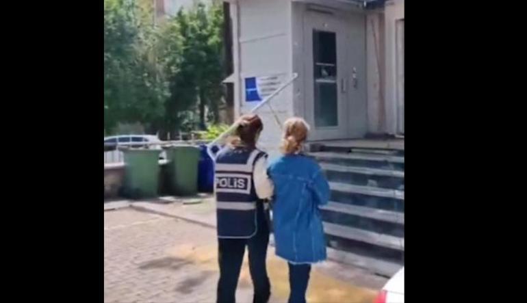 Otobüste düşürülen 50 bin TL kıymetindeki altın kolyeyi aldı! O anlar anbean kaydedildi 2 otobuste dusurulen 50 bin tl kiymetindeki altin kolyeyi aldi o anlar anbean kaydedildi 0