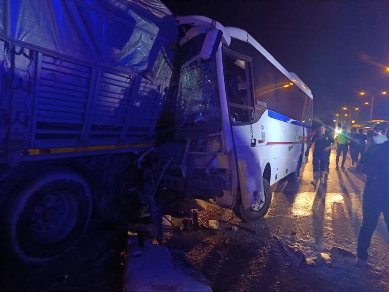 Personel servis minibüsü, park halindeki TIR’a çarptı: 5’i ağır, 20 yaralı 3 personel servis minibusu park halindeki tira carpti 5i agir 20 yarali 1 gNbUiwQM