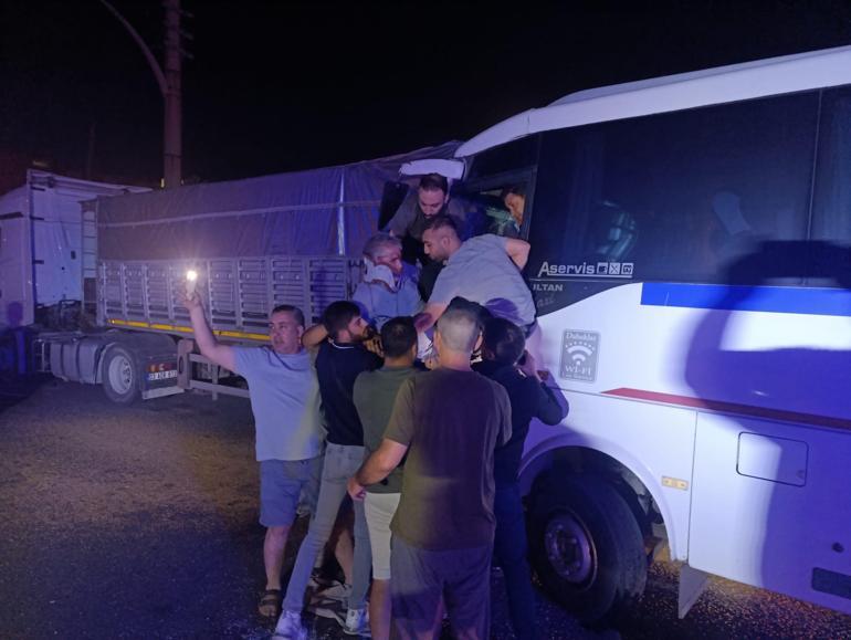 Personel servis minibüsü, park halindeki TIR’a çarptı: 5’i ağır, 20 yaralı 4 personel servis minibusu park halindeki tira carpti 5i agir 20 yarali 2 uXVLSaEl