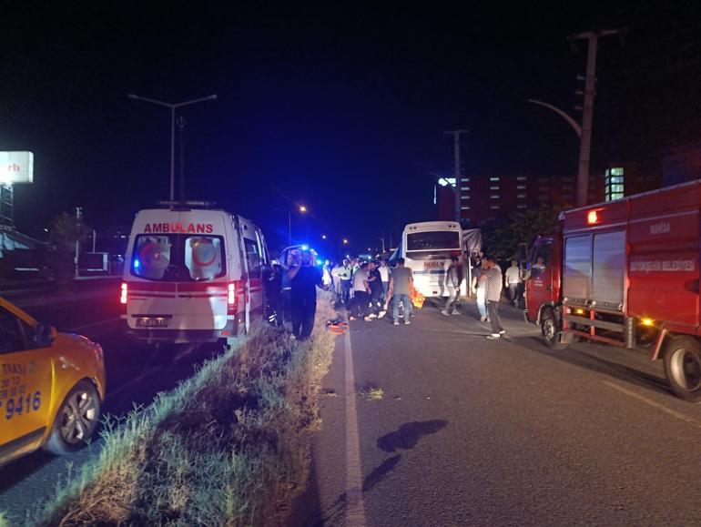 Personel servis minibüsü, park halindeki TIR’a çarptı: 5’i ağır, 20 yaralı 6 personel servis minibusu park halindeki tira carpti 5i agir 20 yarali 4 FJWRT7P6