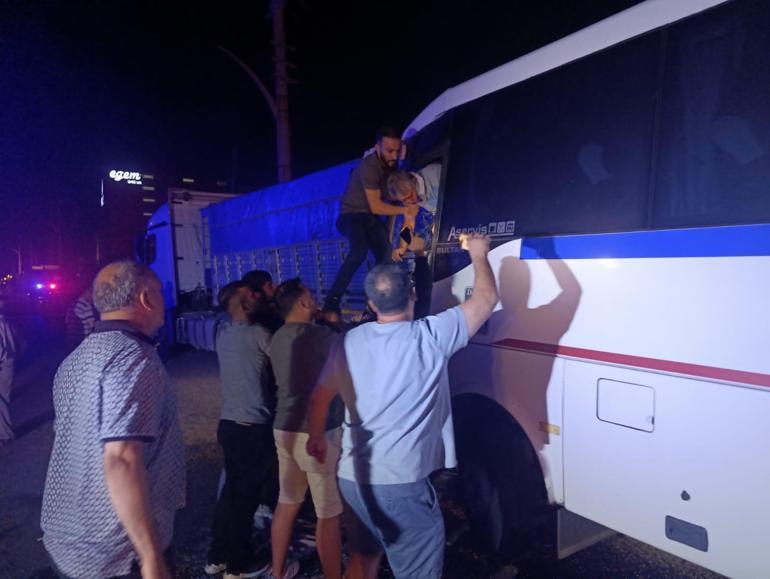 Personel servis minibüsü, park halindeki TIR’a çarptı: 5’i ağır, 20 yaralı 7 personel servis minibusu park halindeki tira carpti 5i agir 20 yarali 5 hZXV9PYH