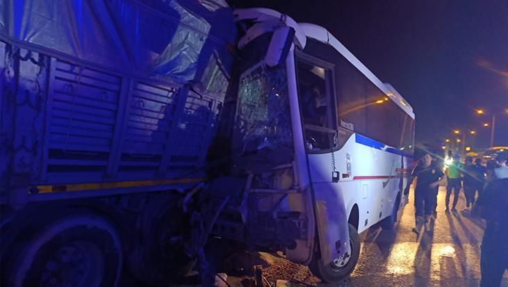 Personel servis minibüsü, park halindeki TIR’a çarptı: 5’i ağır, 20 yaralı 1 personel servis minibusu park halindeki tira carpti 5i agir 20 yarali NR5uU7ff