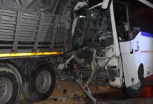 personel servisi park halindeki tira carpti yaralilar var elbvzgAd