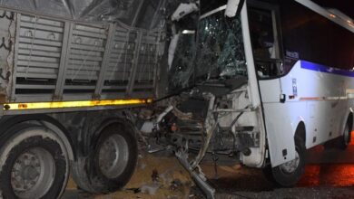 personel servisi park halindeki tira carpti yaralilar var elbvzgAd