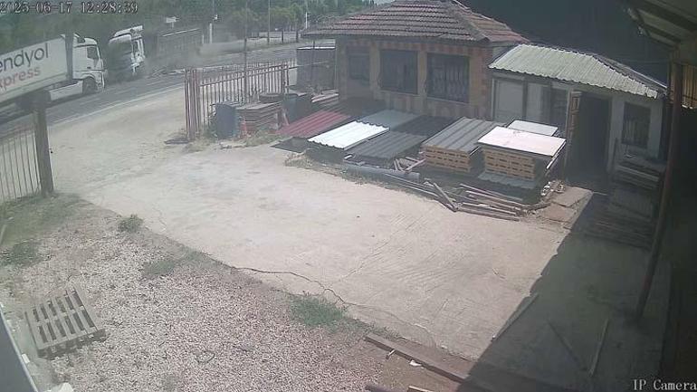 Sakarya'da fecî kaza! Üç TIR birbirine girdi 2 sakaryada fec kaza uc tir birbirine girdi 0 3CAKwFvq