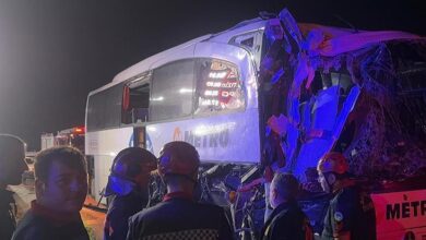 sakaryada yolcu otobusu tira carpti cok sayida yarali var KR2yd9bK