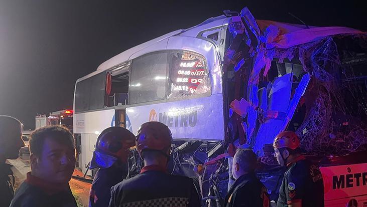 Sakarya'da yolcu otobüsü TIR'a çarptı: Çok sayıda yaralı var 1 sakaryada yolcu otobusu tira carpti cok sayida yarali var KR2yd9bK