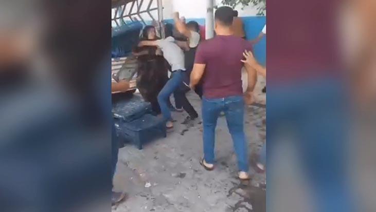 Semt pazarı savaş alanına döndü: Bayan ve pazarcı kasalarla birbirine girdi 1 semt pazari savas alanina dondu bayan ve pazarci kasalarla birbirine girdi MlzdAhLz
