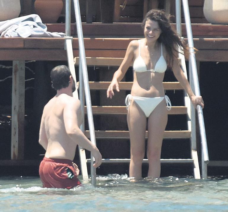Sinem Ünsal ve Berk Cankat'ın deniz keyfi! Sete ‘aşk’ molası 4 sinem unsal ve berk cankatin deniz keyfi sete ask molasi 2
