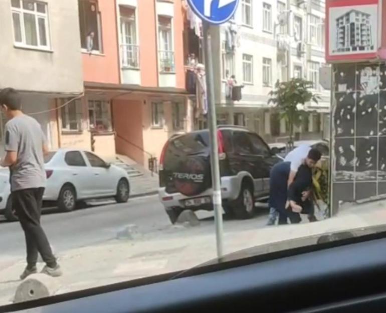 Sultangazi’de annesini sokak ortasında darbetti, kimse müdahale etmedi 2 sultangazide annesini sokak ortasinda darbetti kimse mudahale etmedi 0 U4J9u8V5