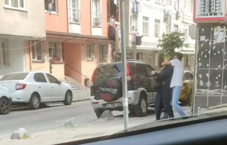 Sultangazi’de annesini sokak ortasında darbetti, kimse müdahale etmedi 4 sultangazide annesini sokak ortasinda darbetti kimse mudahale etmedi 2 Ztnb4DY6