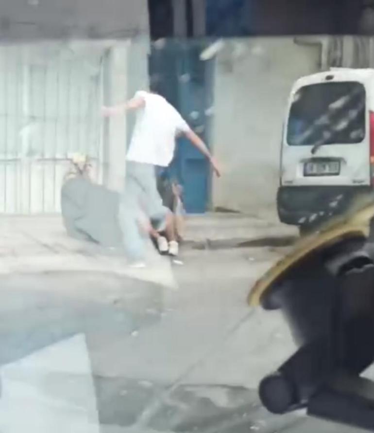 Sultangazi’de annesini sokak ortasında darbetti, kimse müdahale etmedi 5 sultangazide annesini sokak ortasinda darbetti kimse mudahale etmedi 3 3X4lYKww