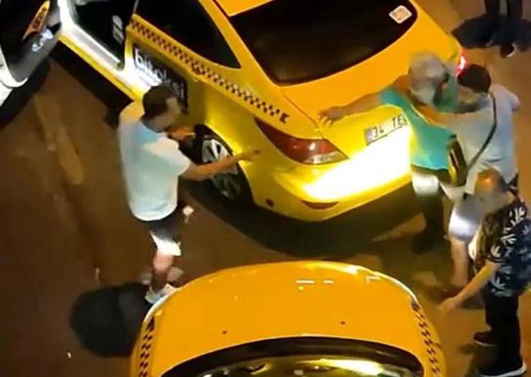 Taksicilerin müşteri alma hengamesi: Yumruk atıp yerde sürüklediler 2 taksicilerin musteri alma hengamesi yumruk atip yerde suruklediler 0 TWAcKYtc