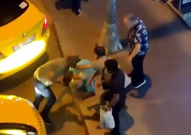 Taksicilerin müşteri alma hengamesi: Yumruk atıp yerde sürüklediler 3 taksicilerin musteri alma hengamesi yumruk atip yerde suruklediler 1 68ukidM4