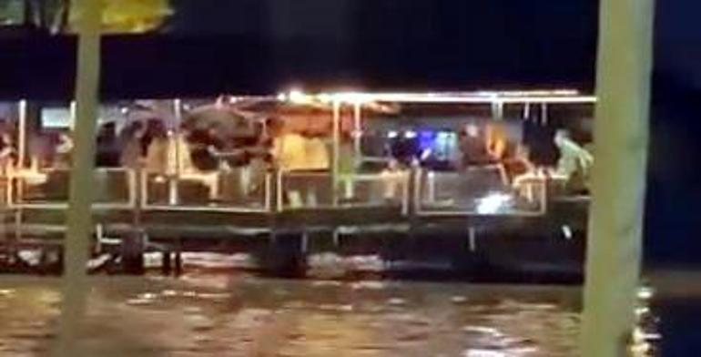 Taksicilerin müşteri alma hengamesi: Yumruk atıp yerde sürüklediler 4 taksicilerin musteri alma hengamesi yumruk atip yerde suruklediler 2 OJ9hUOlS
