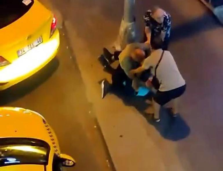 Taksicilerin müşteri alma hengamesi: Yumruk atıp yerde sürüklediler 6 taksicilerin musteri alma hengamesi yumruk atip yerde suruklediler 4