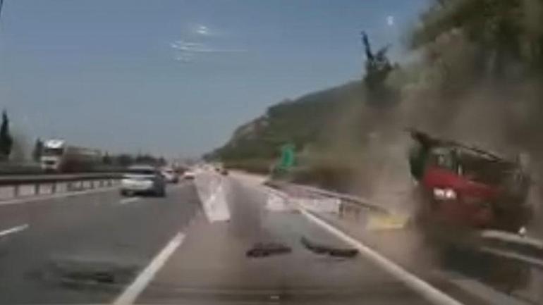 TEM Otoyolu'nda feci kaza! Cip, bariyerlere çarpıp sürüklendi 2 tem otoyolunda feci kaza cip bariyerlere carpip suruklendi 0 NJ5mDbu7