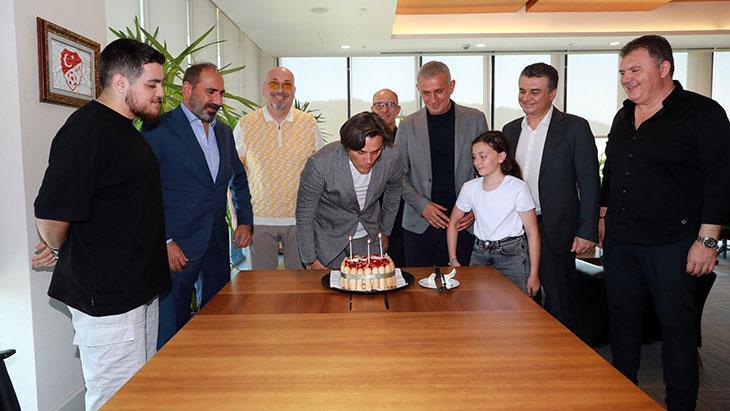 TFF'den Vincenzo Montella'ya doğum günü kutlaması! 1 tffden vincenzo montellaya dogum gunu kutlamasi fhTjaPl2