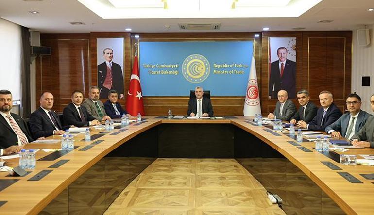Ticaret Bakanı Ömer Bolat, uluslararası nakliyecilerle bir ortaya geldi 2 ticaret bakani omer bolat uluslararasi nakliyecilerle bir ortaya geldi 0 JnlDtrd1