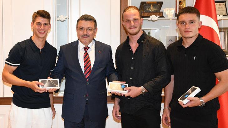 Trabzonspor U19 Ekibi, Ahmet Metin Genç'i ziyaret etti! 1 trabzonspor u19 ekibi ahmet metin genci ziyaret etti 9ma4zSeT