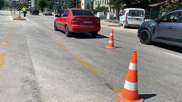 Yola ansızın çıkan çocuğa araba çarptı: Kaza anı kamerada 2 yola ansizin cikan cocuga araba carpti kaza ani kamerada 0 i3nS7GhI