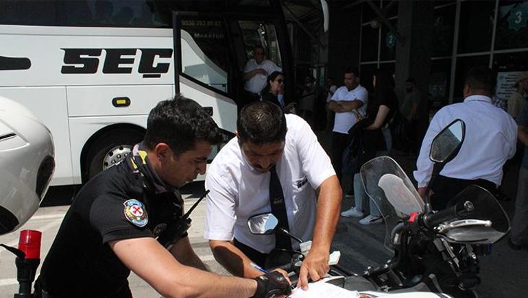 Yolcu sandığı sivil komiser ceza kesti: Direksiyonda telefona yakalandı 3 yolcu sandigi sivil komiser ceza kesti direksiyonda telefona yakalandi 1 51Xd7pld