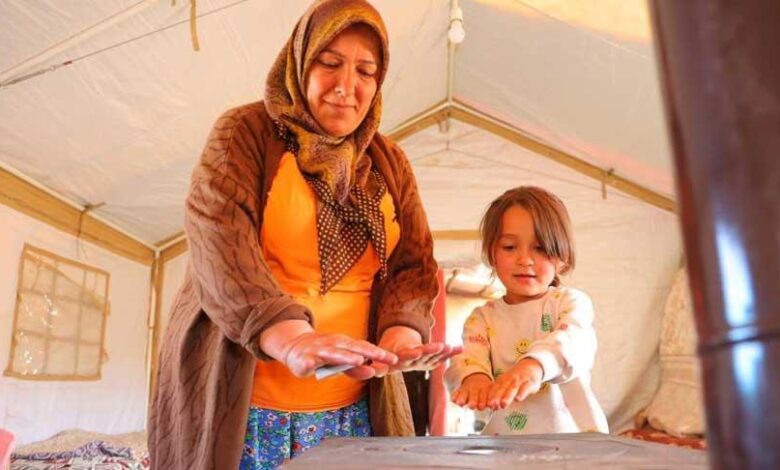 35 derecelik sıcakta sobayla ısınıyorlar! '10 derecenin altına düşüyor' 1 35 derecelik sicakta sobayla isiniyorlar 10 derecenin altina dusuyor Fgm67D56