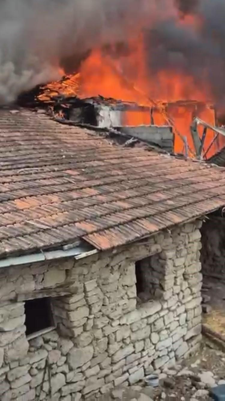 5 yaşında Aslı bir köyü felaktten kurtardı: Hiç korkmadım 3 5 yasinda asli bir koyu felaktten kurtardi hic korkmadim 1 2KGEtyyZ