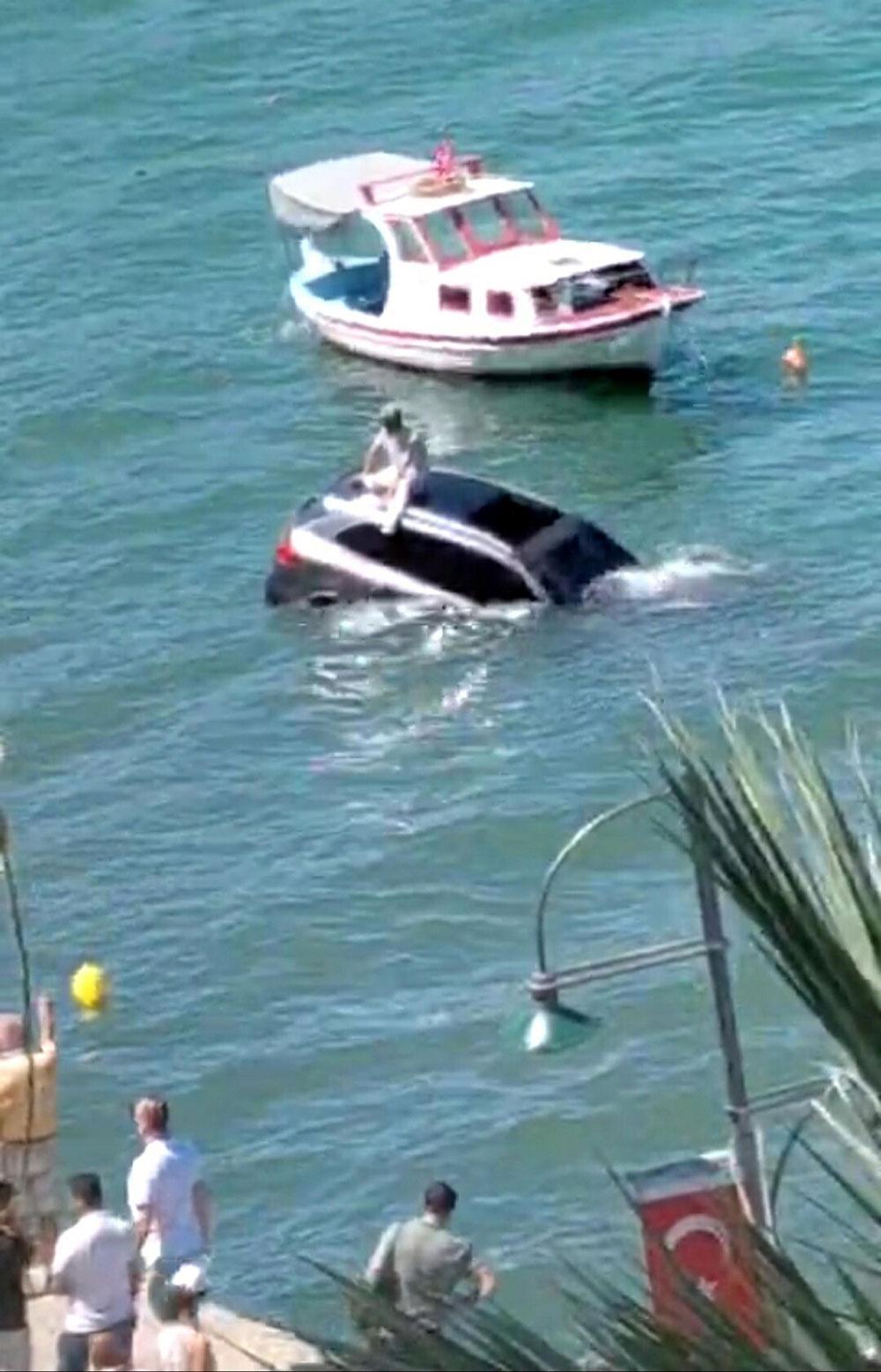 Arabasıyla denize uçtu, dakikalarca batan aracın üzerinde kurtarılmayı bekledi 2 arabasiyla denize uctu dakikalarca batan aracin uzerinde kurtarilmayi bekledi 0 EbQ191sa